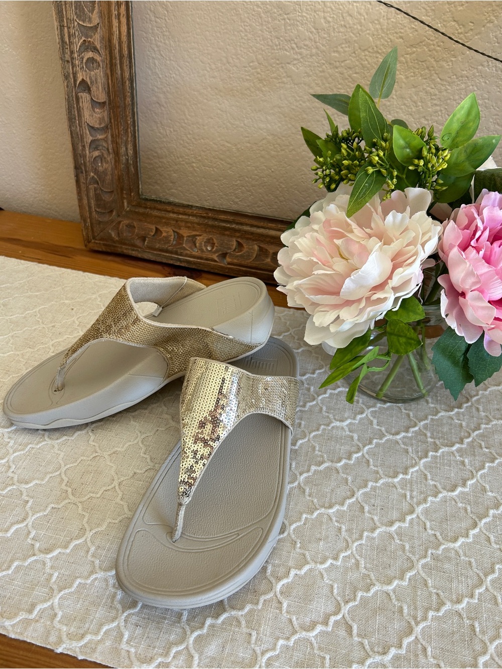 FitFlop Women's Gold Sequin Thong Sandals, like new